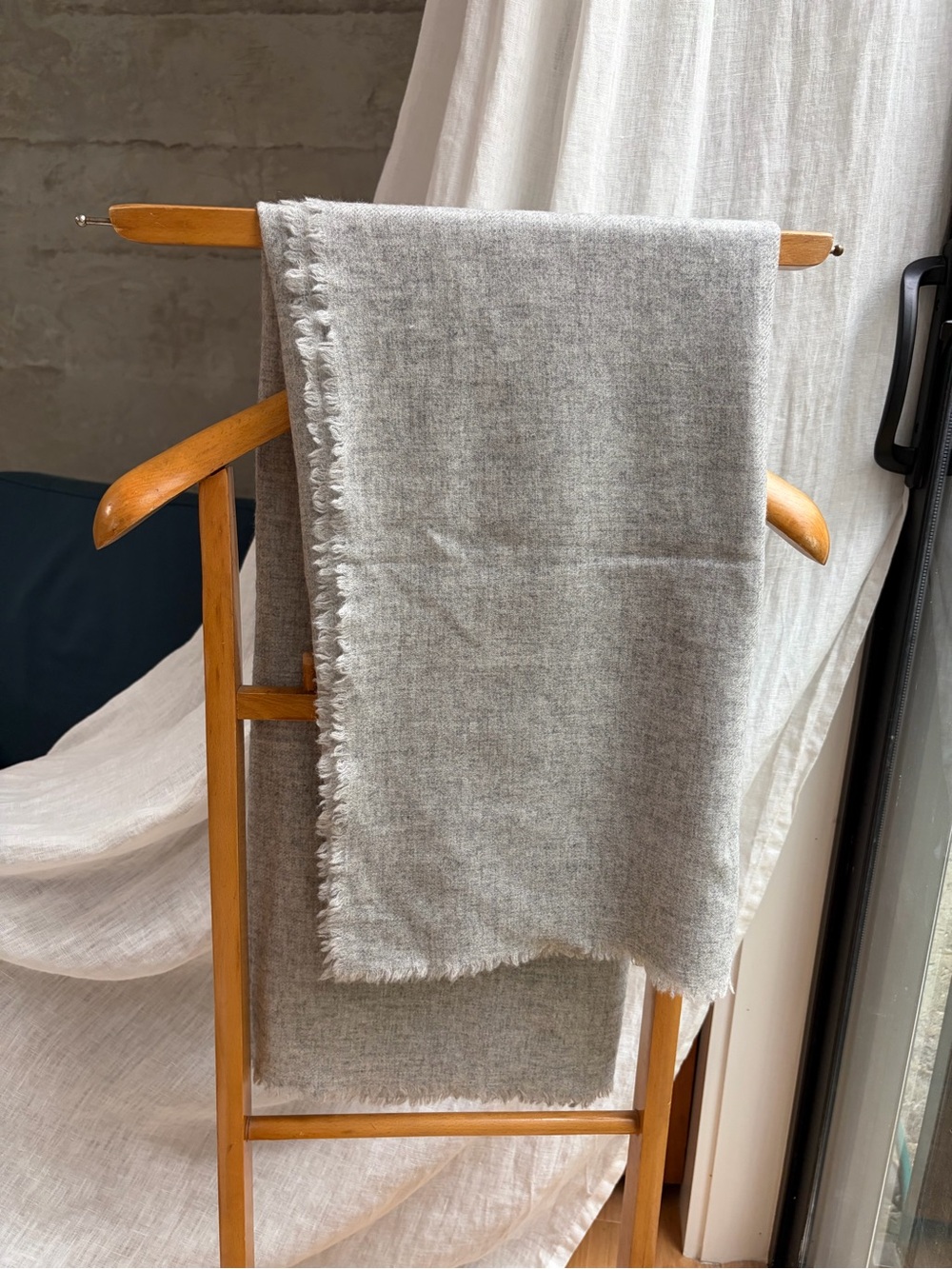 Everlane Cashmere Light Gray Fringed Scarf